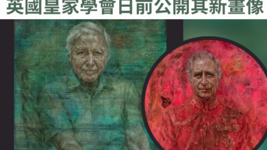 英國皇家學會（Royal Society）在本週二（6 月 25 日）於其官方網站上發布新聞稿，表示該會為了慶祝大衛艾登堡爵士（Sir David Attenborough）入會 40 週年而特意委托著名藝術家 Jonathan Yeo 為其製作一幅肖像油畫。該會已於當日在一個私人聚會中為該畫揭幕。 現年 98 歲的艾登堡爵士為英國國寶級人物。他是一名生物學家，並憑其與 BBC 合作推出的自然歷史紀錄片而為人熟悉。他於 1983 年被挑選加入皇家學會，並在 1988 年擔任該會首屆科學圖書獎（Science Book Prize）的主席，又在 2004 年因為其對推廣自然奇觀的貢獻而獲得由該會所頒發的奬項 Michael Faraday Prize and Lecture。適逢艾登堡爵士已入會 40 週年，該會亦希望藉機歌頌他「輝煌的職業生涯」（"billiant career"）及在教育世界各地觀眾有關氣候變遷和生物多樣性方面所擔當的「重要角色」（"fundamental role"）。 從官方圖片上可看到，這幅油畫使用了和諧的綠色作為主色調，而艾登堡爵士則坐在椅上，雙手抱著膝蓋。Yeo 表示，他在作畫時常常希望能捕捉畫中人的臉部和肢體語言，從而表現他們的個性。由於艾登堡爵士在過往於眾多影視作品中介紹了不少棲息地，Yeo 因此選擇以綠色作為背景色，就好像艾登堡爵士身處在其中一個棲息地中似的。值得留意的是，Yeo 在上月中才剛公開其為英王查理斯三世（King Charles III）所畫的肖像畫，並因為用上大膽的鮮艷紅色而引來一番熱話。從網上的反應來看，大眾對今次由艾登堡爵士作主角的油畫的評價都是好壞參半。 這幅畫將於 7 月 2 日至 7 日在皇家學會所舉辦的 2024 年度夏季科學展覽（Summer Science Exhibition 2024）中展出。 -------------------- 👉 按 #GBHK王室 了解更多相關新聞： 11/5/2024 《雙腿截肢男童男童因塞車錯過皇宮派對 獲王室驚喜邀請明年再參加》 28/4/2024 《哈里王子將於下週返英 以參加 Invictus Games 十週年紀念活動》 26/4/2024 《白金漢宮發聲明：國王查理斯康復進度令人滿意 並將於下週起開始出席公眾活動》 -------------------- #GBHK王室 #英國 #英格蘭 #在英港人 #英國移民 #英國生活 #英國新聞 #移民英國 #英國生活 #國王查理斯 #英國新聞 #英國時事 #卡米拉 #肖像油畫 #油畫 #藝術家